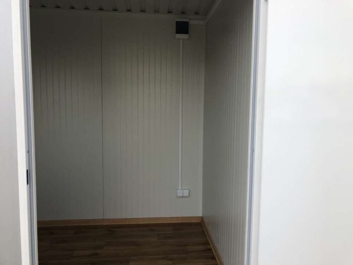 Contenedor de oficina de 5×2,20 con instalaciones sanitarias - Imagen 5