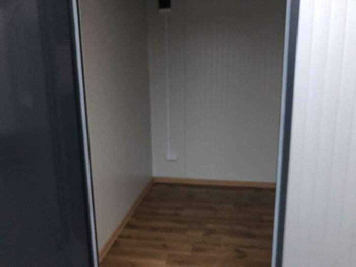 Contenedor de oficina de 5×2,20 con instalaciones sanitarias - Imagen 9