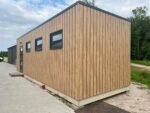 Pequeña casa con marco de plástico