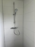Pequeña casa con marco de plástico - Imagen 14