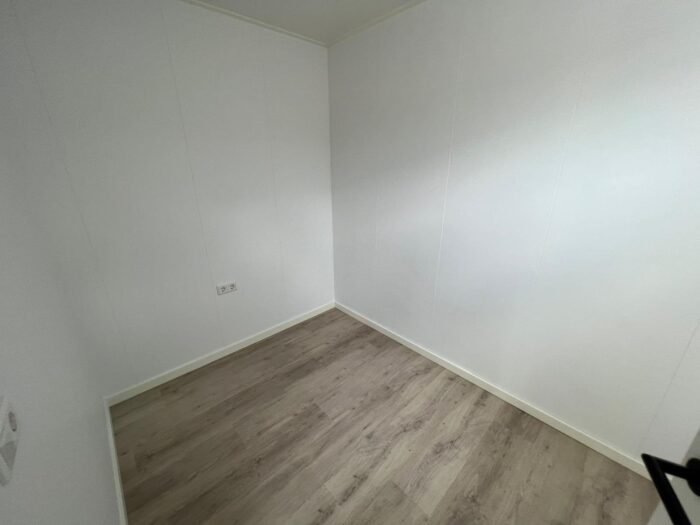 Pequeña casa con marco de plástico - Imagen 16