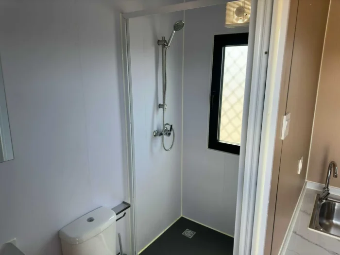 Casa contenedor compuesta por una unidad de 40 pies HQ, equivalente a una tiny house de 12 metros, configurada como vivienda doble - Imagen 16