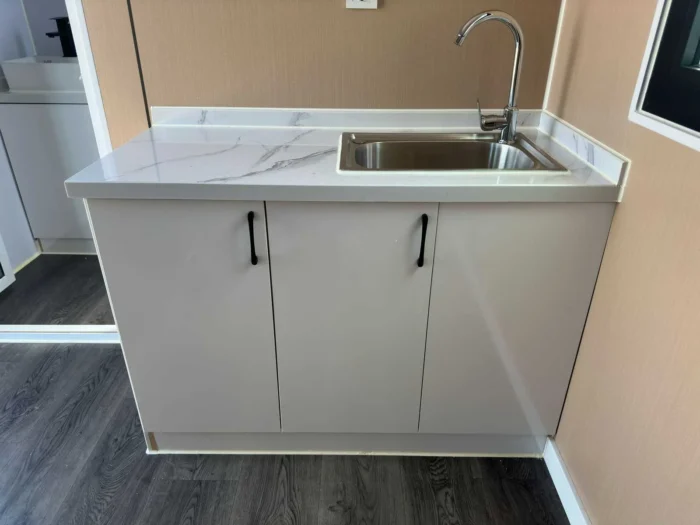 Casa contenedor compuesta por una unidad de 40 pies HQ, equivalente a una tiny house de 12 metros, configurada como vivienda doble - Imagen 2
