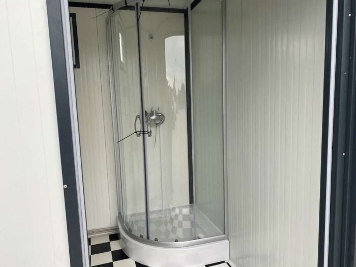 Contenedor sanitario 4x2m WC doble con duchas - Imagen 8