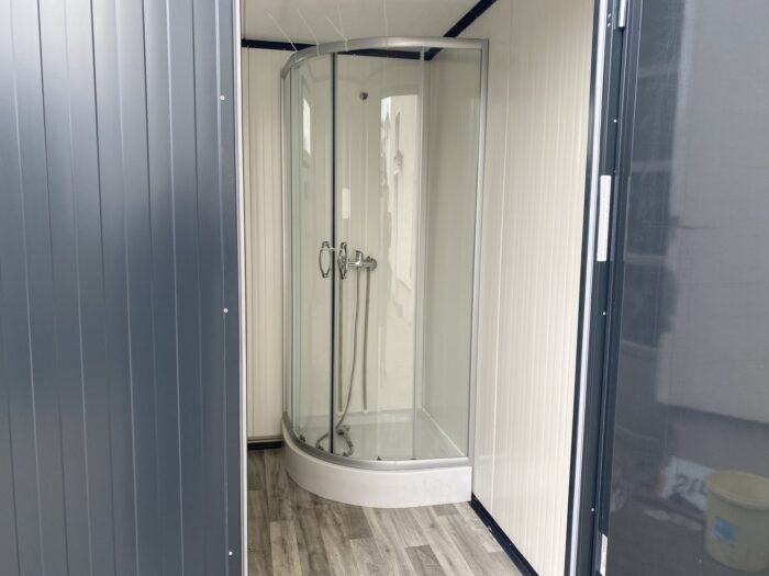 Contenedor sanitario 4x2m WC doble con duchas - Imagen 11