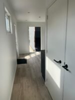 Pequeña casa con marco de plástico - Imagen 5