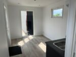 Pequeña casa con marco de plástico - Imagen 6