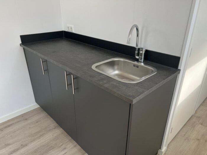 Pequeña casa con marco de plástico - Imagen 8