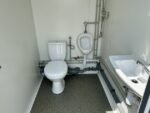 Contenedor sanitario con 3 cabinas - Imagen 6